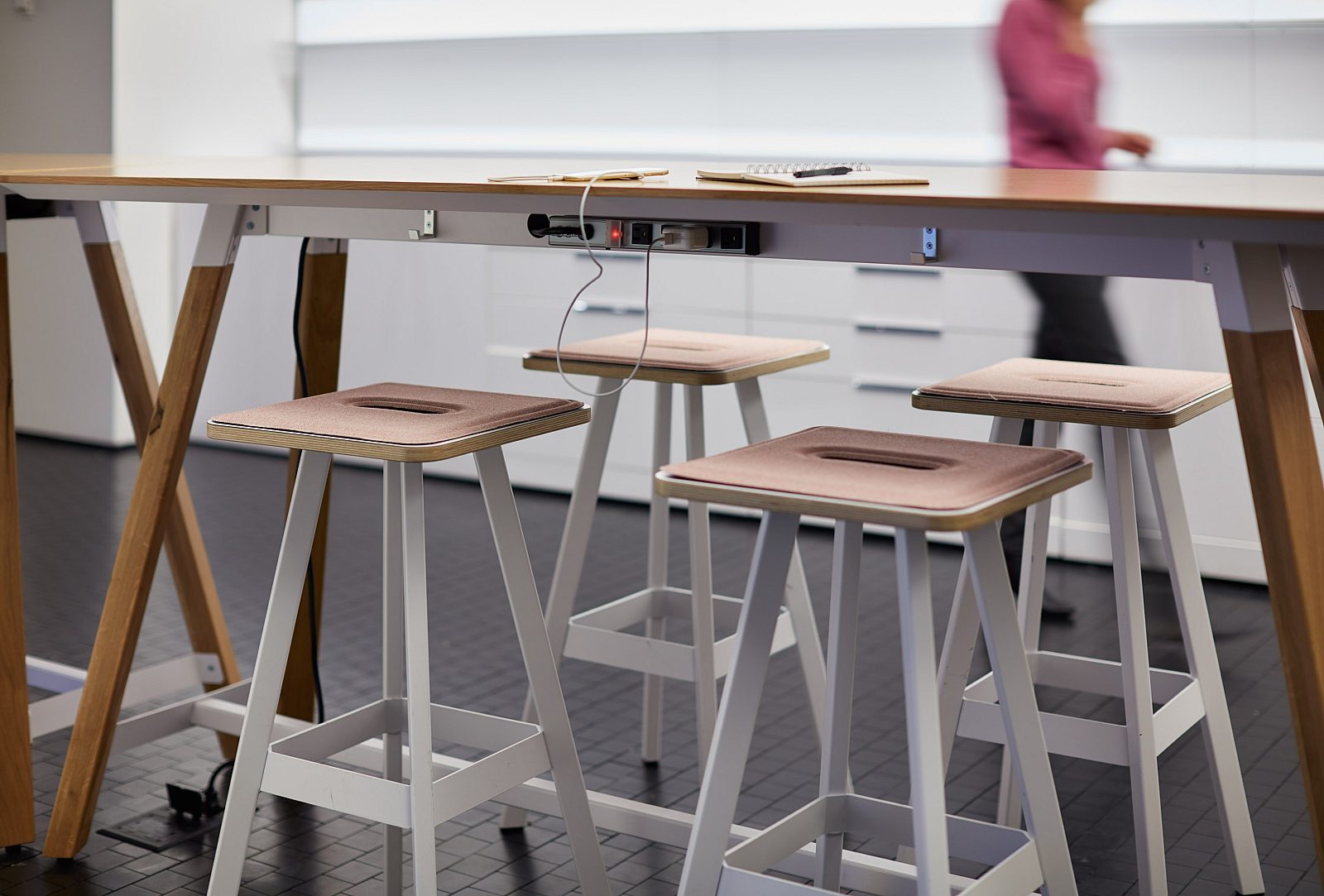 Knoll RU Tall Tables 03 environmental