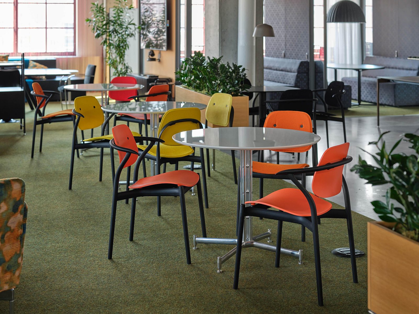 Knoll Iquo Table Round 03 environmental